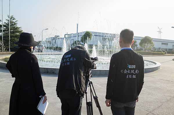 采編人員拍攝公司外景 采編人員拍攝公司外景