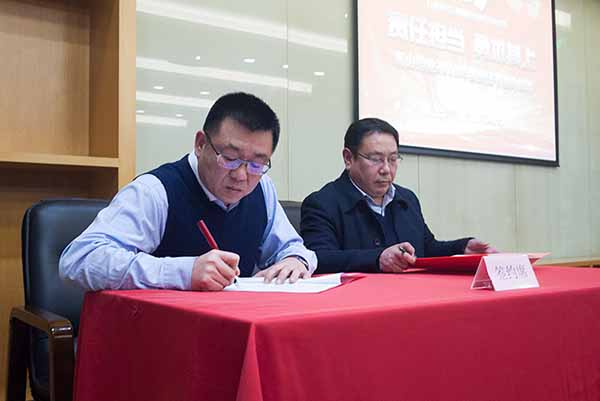 董長軍董事長就完成2018年度營銷目標與營銷總經理劉建軍簽訂責任書 1527731448789052.jpg