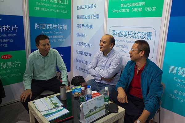 虞衛總經理和胡建光銷售總監與客戶交談 虞衛總經理和胡建光銷售總監與客戶交談