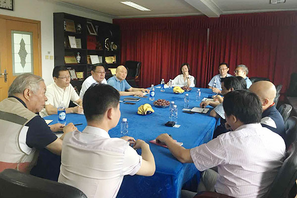 董事長兼總經理董長軍向市經信委節能處介紹了燃油鍋爐改造過程